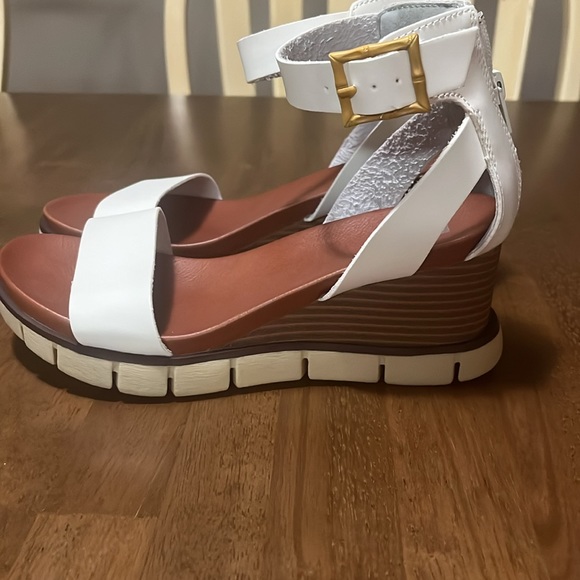 White sandals - Picture 3 of 4